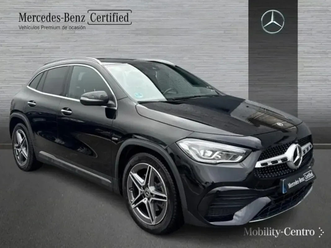 Usado Mercedes GLA200 AMG line 150 CV (110 kW) 2021 Kosmosblack  met. SUV
