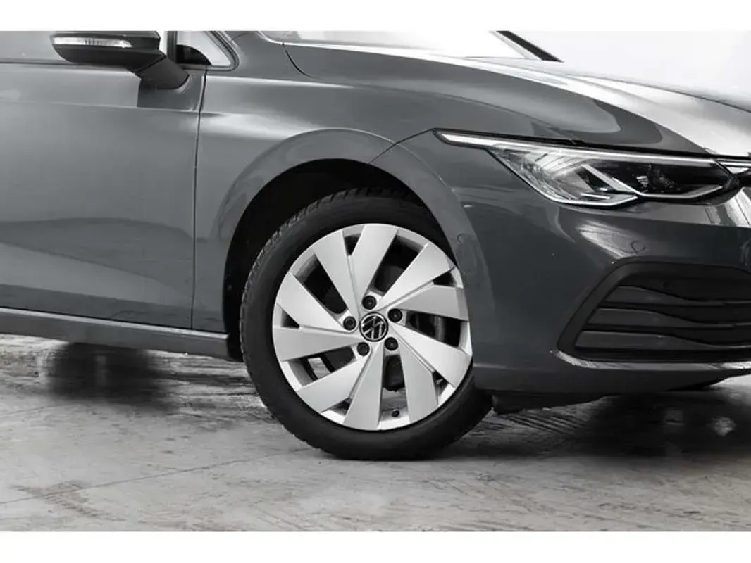 Usado VW Golf VIII Life 110 CV (80 kW) 2021 Gris / plata Familiar