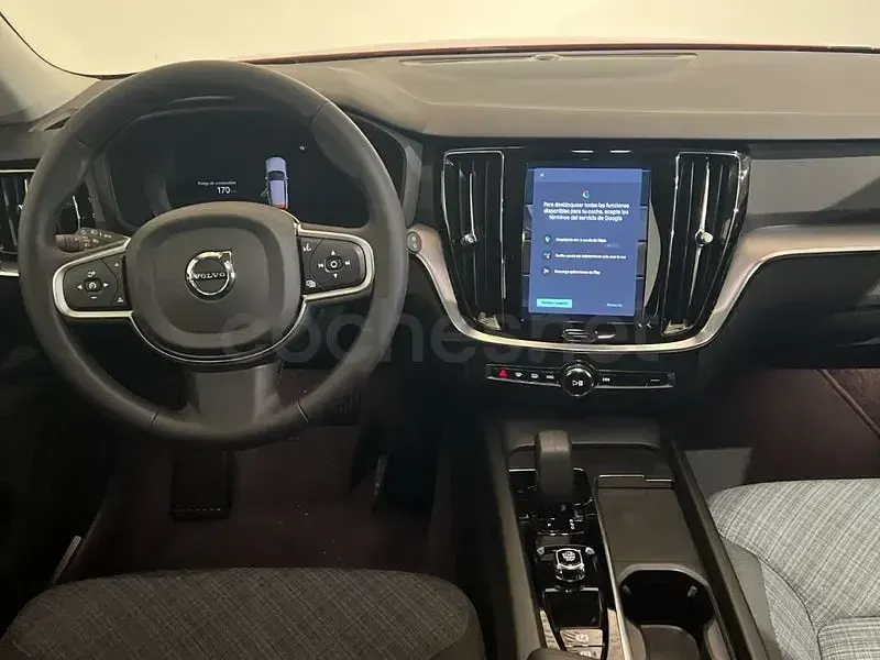 Usado Volvo V60 Core 197 CV (144 kW) 2025 Granate Familiar