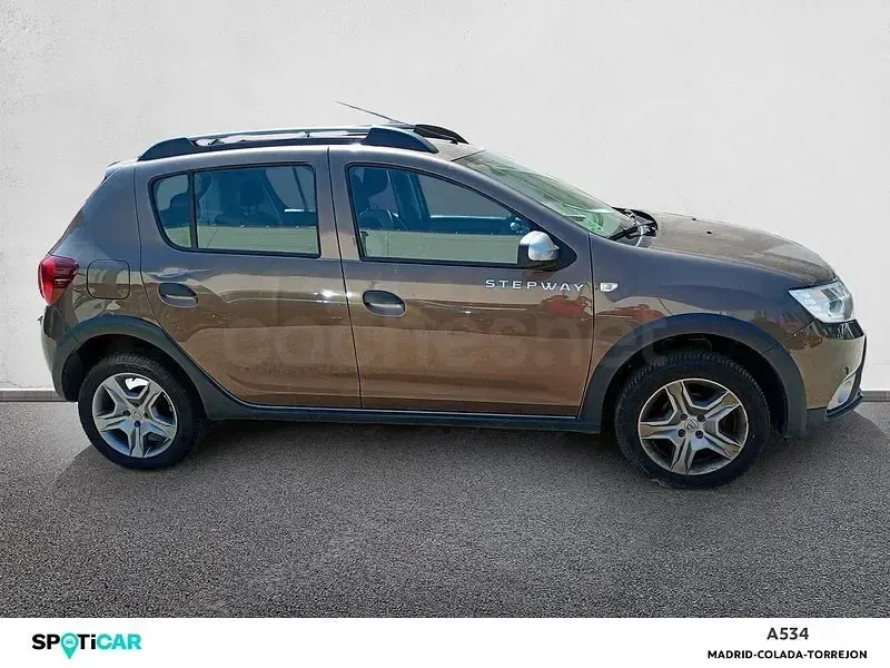 Usado Dacia Sandero Comfort 90 CV (66 kW) 2019 Marrón Berlina