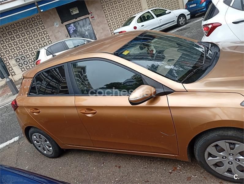 Usado Hyundai i20 84 CV (61 kW) 2016 Naranja Berlina