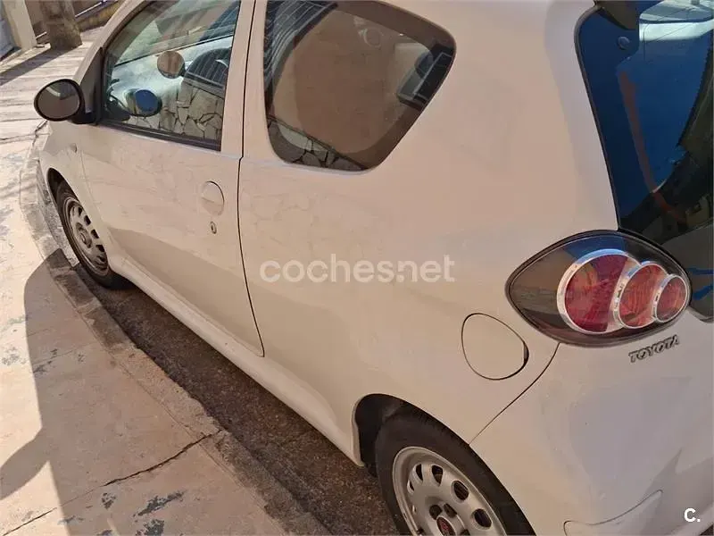 Usado Toyota Aygo 54 CV (39 kW) 2008 Blanco Utilitario
