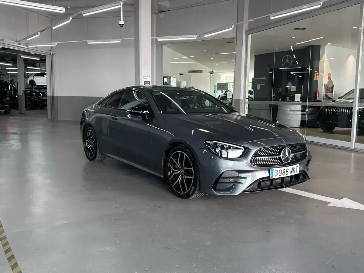Usado Mercedes E220 194 CV (142 kW) 2023 Gris selenita Coupe
