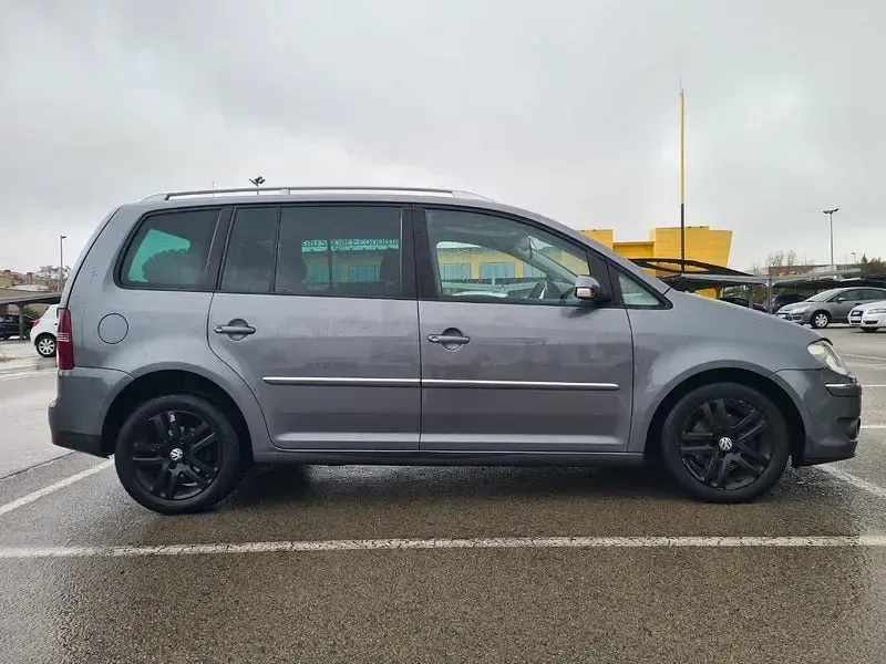 Usado VW Touran 140 CV (102 kW) 2008 Gris / plata Monovolumen
