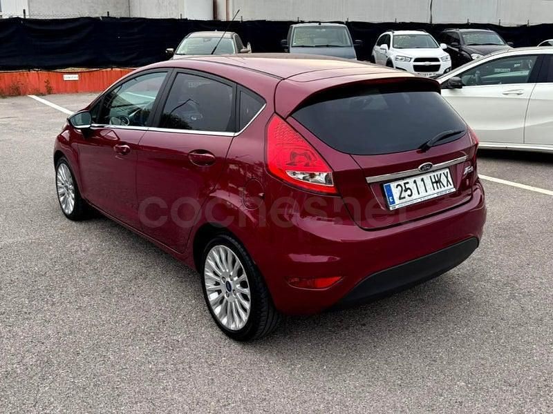 Usado Ford Fiesta Titanium 95 CV (69 kW) 2012 Granate Utilitario