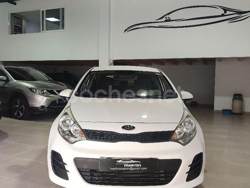 Blanco Usado 2016 Kia Rio Berlina | 9800 € (Precio justo) - Imagen 1/4