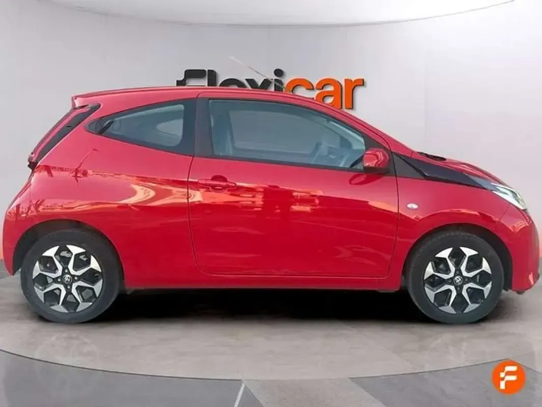 Usado Toyota Aygo X-play 72 CV (52 kW) 2019 Rojo Utilitario