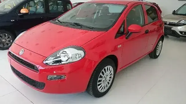 Usado Fiat Punto Pop 75 CV (55 kW) 2015 Rojo Utilitario