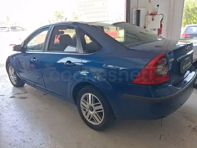 Usado Ford Focus Ghia 115 CV (84 kW) 2006 Azul Berlina