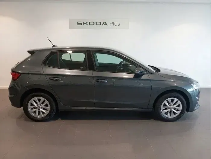 Usado Skoda Fabia Ambition 80 CV (58 kW) 2023 Gris Utilitario