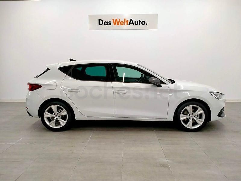Usado Seat Leon FR 116 CV (85 kW) 2025 Blanco Berlina