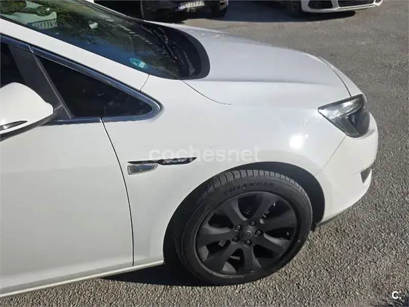 Usado Opel Astra Sportive 165 CV (121 kW) 2012 Blanco Familiar