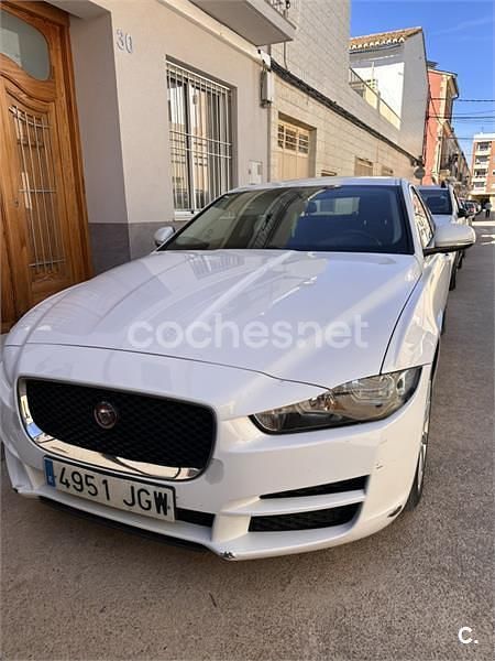Usado Jaguar XE Prestige 180 CV (132 kW) 2015 Blanco Berlina