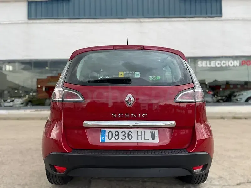 Usado Renault Scénic III Dynamique 110 CV (80 kW) 2013 Granate Monovolumen