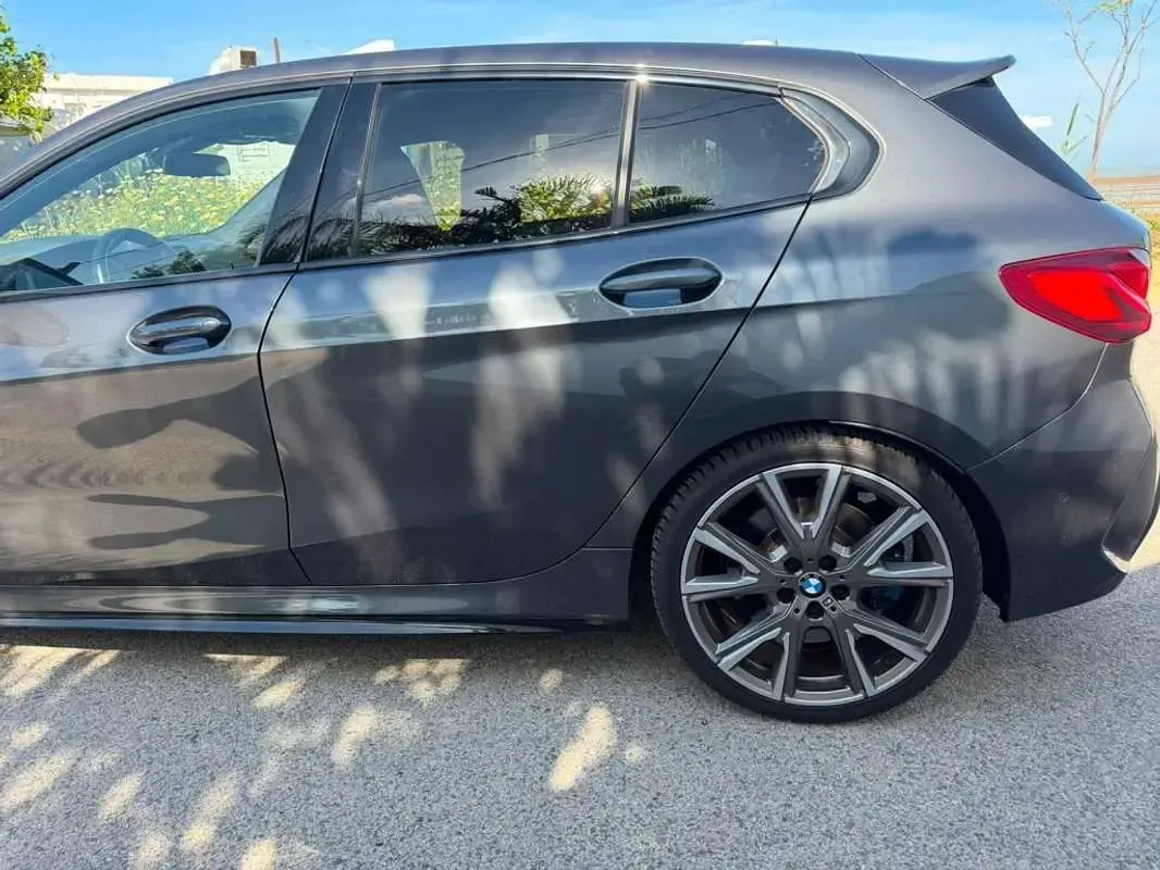 Usado BMW M135 Comfort Edition 306 CV (225 kW) 2021 Gris Utilitario