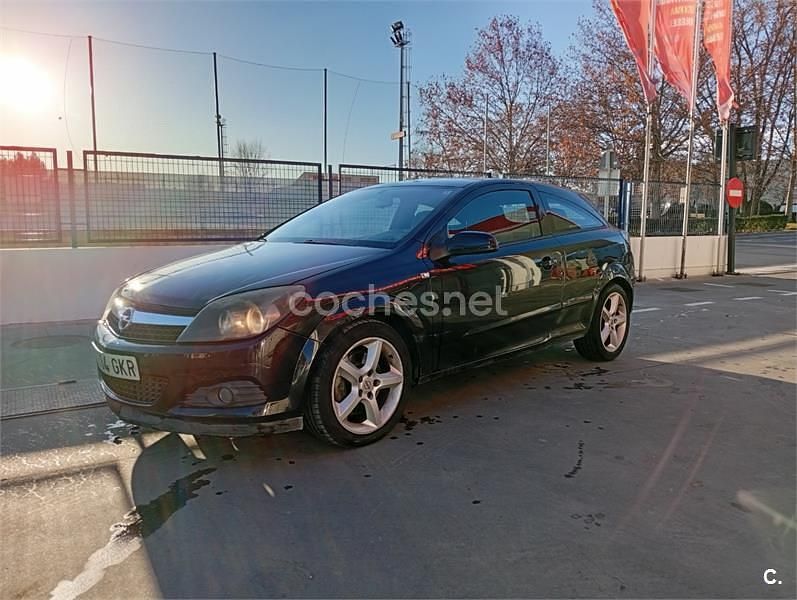 Usado Opel Astra GTC Sport 150 CV (110 kW) 2006 Amarillo Berlina