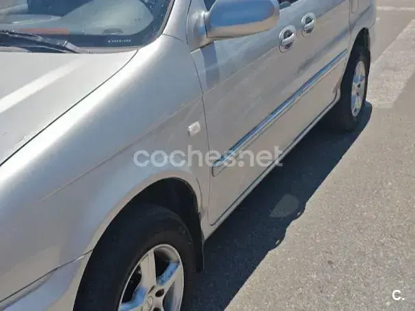 Usado Kia Carnival EX 144 CV (105 kW) 2003 Gris / plata Monovolumen