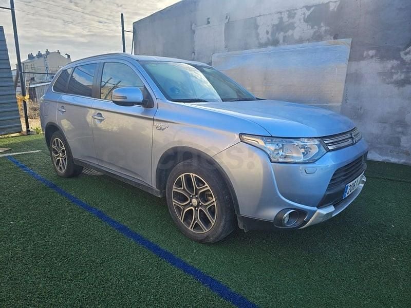 Usado Mitsubishi Outlander P-HEV 203 CV (149 kW) 2015 Gris / plata SUV