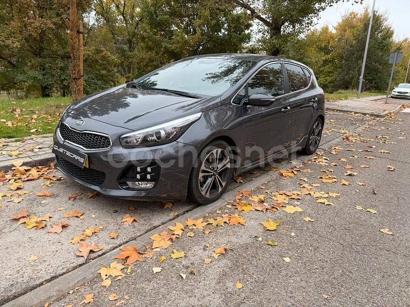 Usado Kia Ceed GT GT-Line 136 CV (100 kW) 2018 Gris / plata Berlina
