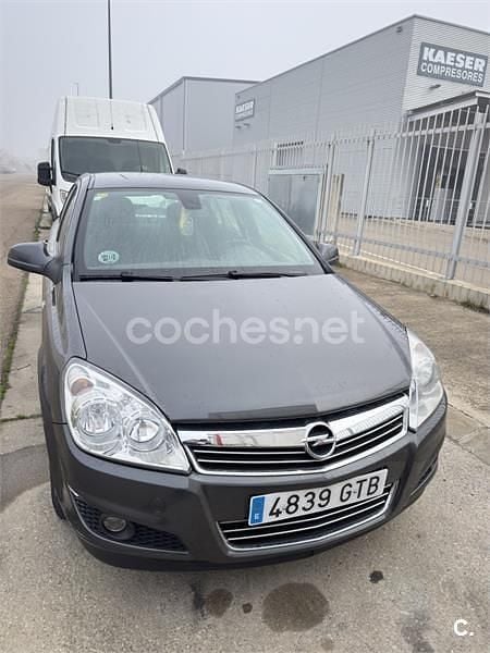 Usado Opel Astra Edition 110 CV (80 kW) 2010 Gris / plata Berlina