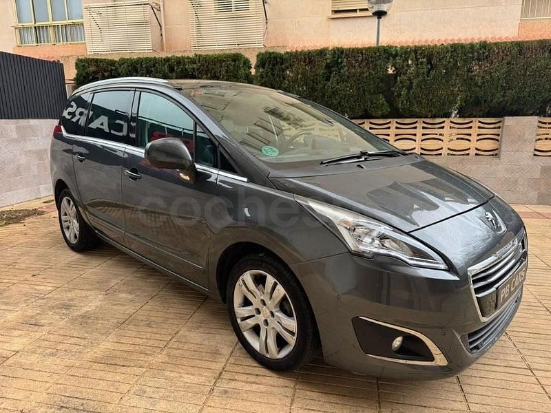 Usado Peugeot 5008 Allure 130 CV (95 kW) 2016 Gris / plata Monovolumen