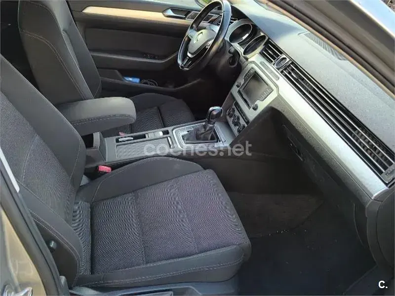 Usado VW Passat Advance 150 CV (110 kW) 2015 Gris / plata Familiar