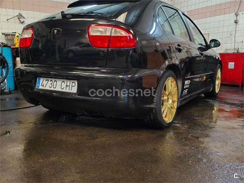 Usado Seat Leon Sport 105 CV (77 kW) 2003 Negro Berlina