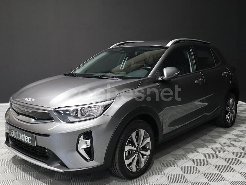 Usado Kia Stonic 100 CV (73 kW) 2025 Gris / plata SUV