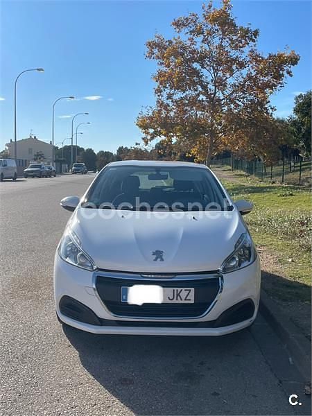 Blanco Usado 2015 Peugeot 208 Active Utilitario | 6750 € (Buen precio) - Imagen 1/4