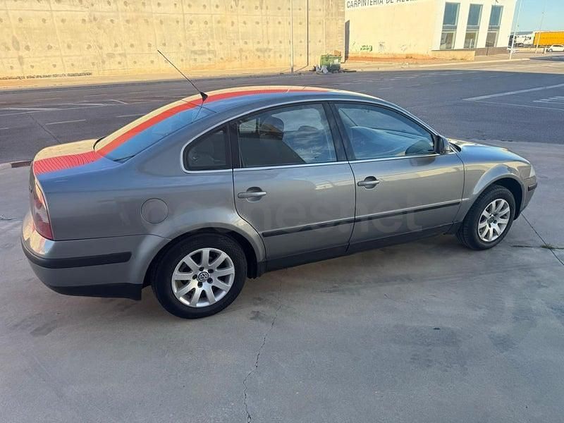 Usado VW Passat Advance 130 CV (95 kW) 2004 Gris / plata Familiar