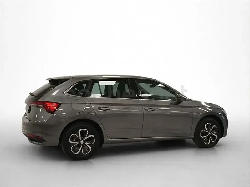 Usado Skoda Scala 115 CV (84 kW) 2024 Gris / plata Utilitario