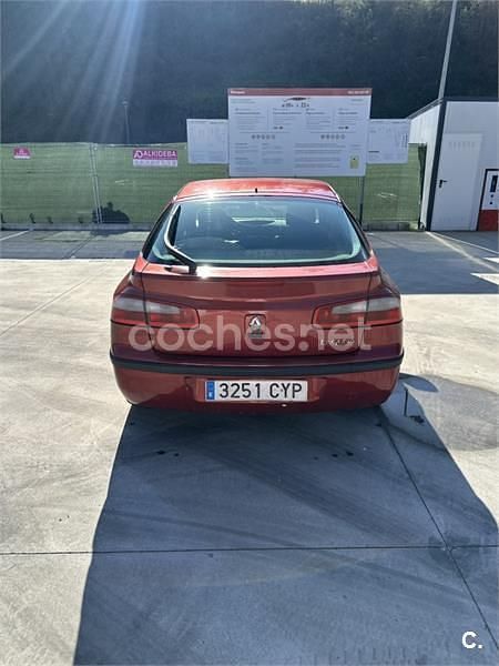 Usado Renault Laguna II Dynamique 120 CV (88 kW) 2004 Rojo Berlina