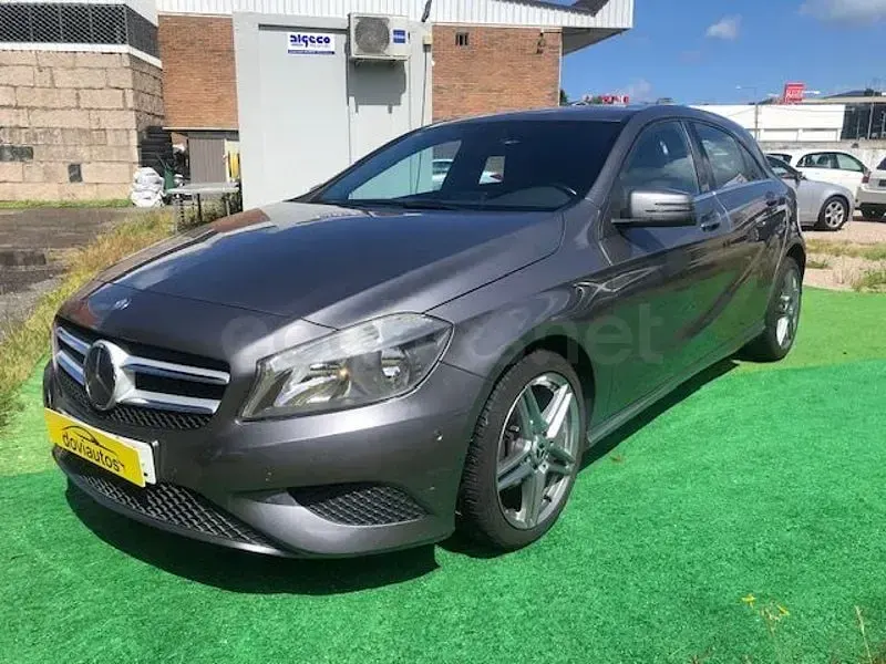 Usado Mercedes A180 Urban 109 CV (80 kW) 2013 Gris / plata Berlina