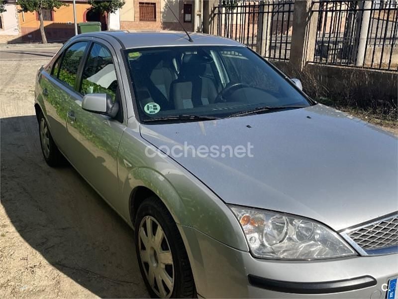 Usado Ford Mondeo Futura 130 CV (95 kW) 2006 Gris / plata Berlina