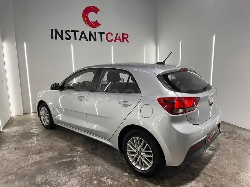 Usado Kia Rio 84 CV (61 kW) 2022 Gris / plata Berlina