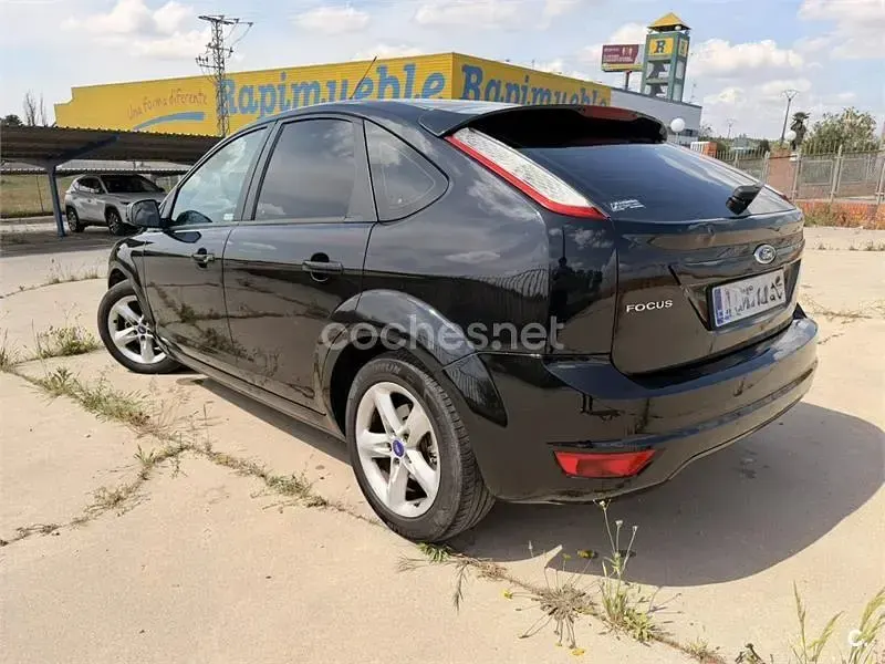 Usado Ford Focus Trend 109 CV (80 kW) 2010 Negro Berlina