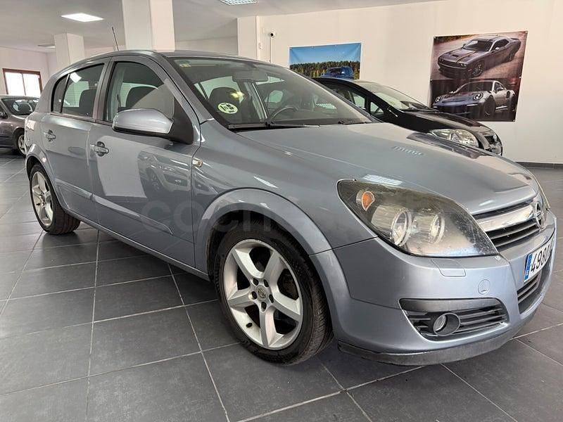Usado Opel Astra Cosmo 100 CV (73 kW) 2006 Gris / plata Berlina