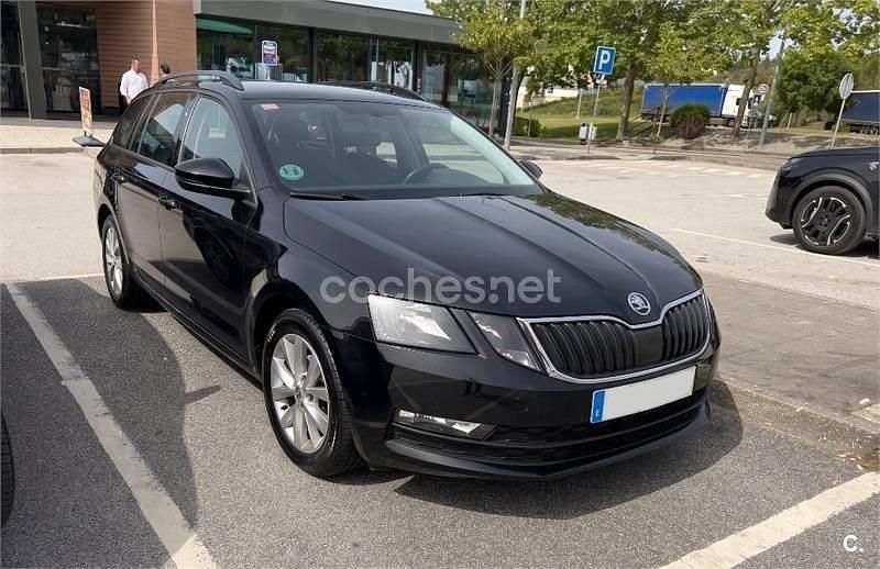 Usado Skoda Octavia Ambition 116 HP (85 kW) 2017 Preto Carrinha