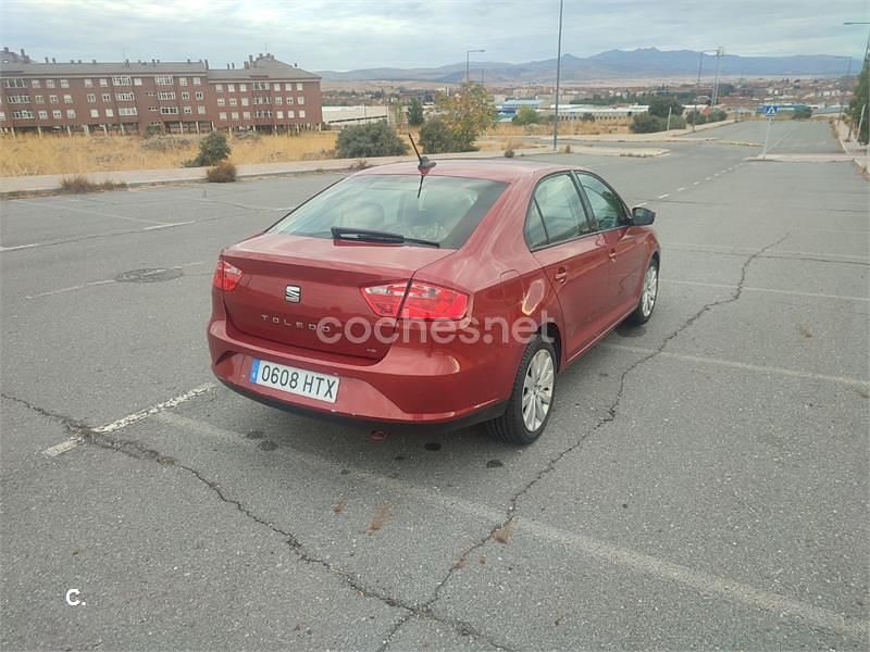 Usado Seat Toledo Style 105 CV (77 kW) 2013 Rojo Utilitario