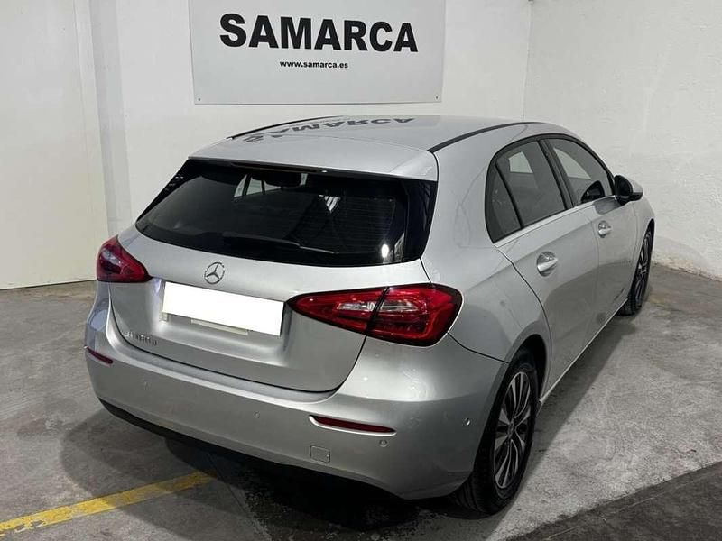 Usado Mercedes A180 116 CV (85 kW) 2019 Gris Utilitario