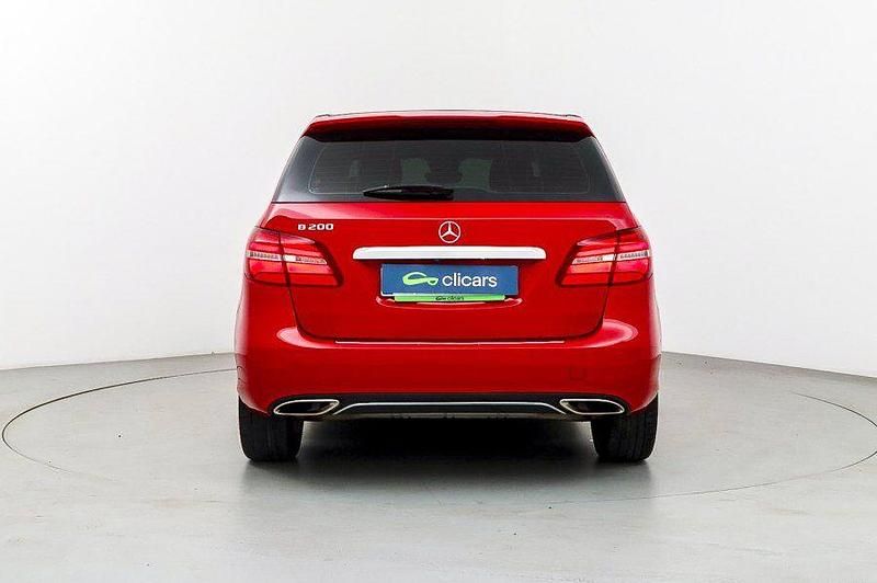 Usado Mercedes B200 156 CV (114 kW) 2018 Rojo Monovolumen