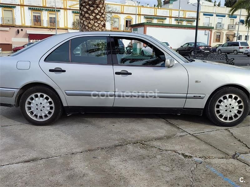 Usado Mercedes E320 Elegance 220 CV (161 kW) 1998 Gris / plata Berlina
