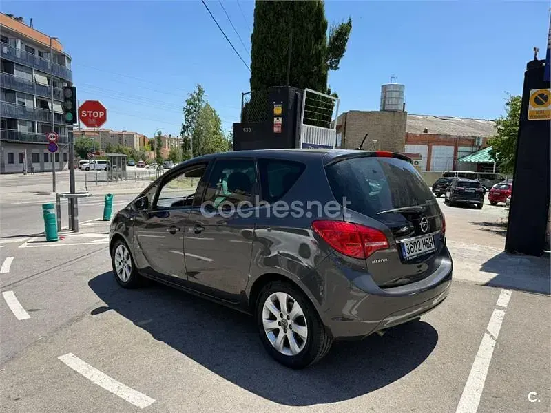 Usado Opel Meriva Essentia 100 CV (73 kW) 2011 Gris / plata Monovolumen