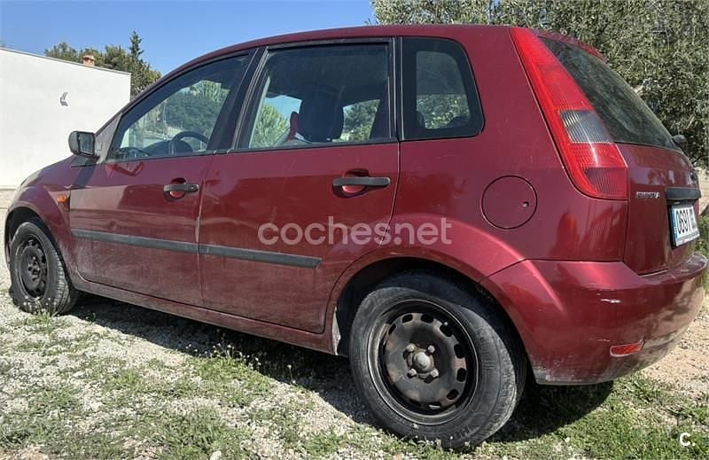 Usado Ford Fiesta Ghia 68 CV (50 kW) 2002 Rojo Utilitario