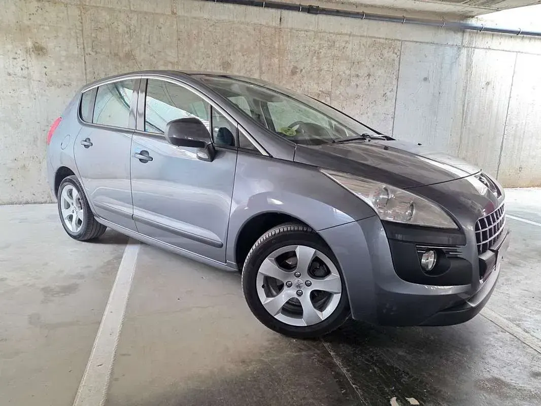 Usado Peugeot 3008 Premium 112 CV (82 kW) 2011 Gris Familiar