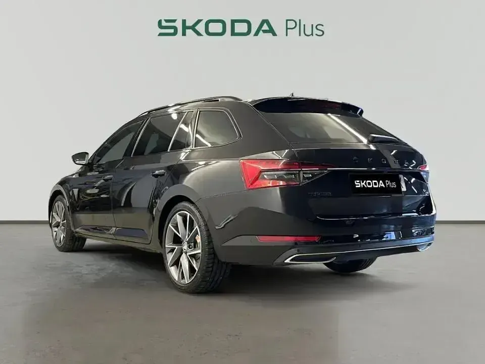 Usado Skoda Superb SportLine 218 CV (160 kW) 2023 Negro Familiar