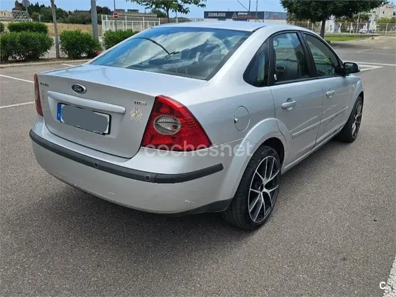 Usado Ford Focus Ghia 115 CV (84 kW) 2006 Gris / plata Berlina