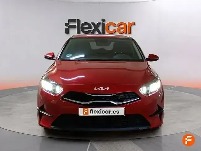 Usado Kia Ceed Style 100 CV (73 kW) 2023 Rojo Utilitario