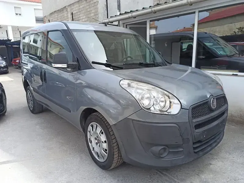Usado Fiat Doblò Dynamic 90 CV (66 kW) 2012 Gris / plata Monovolumen