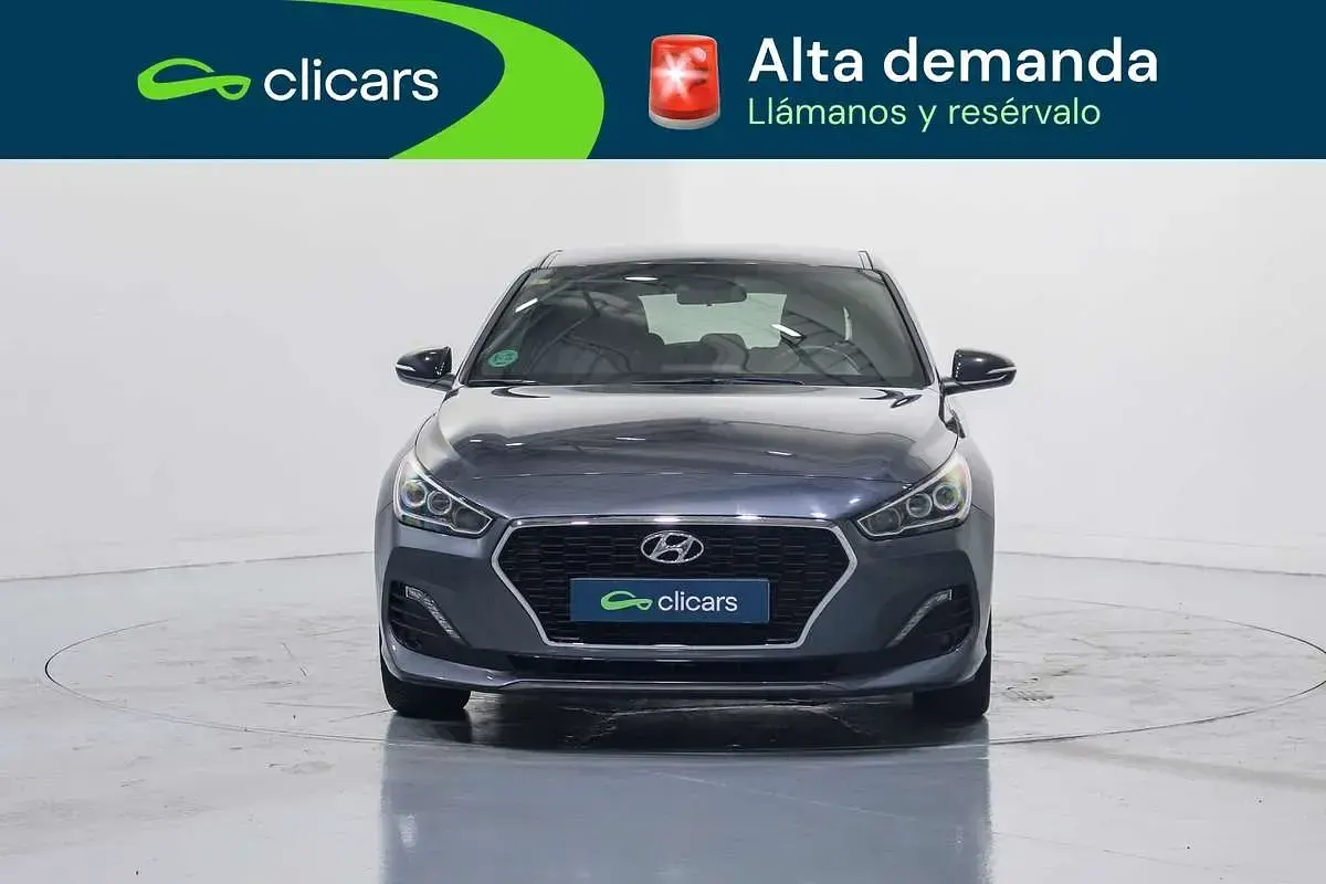 Usado Hyundai i30 140 CV (102 kW) 2018 Gris Utilitario